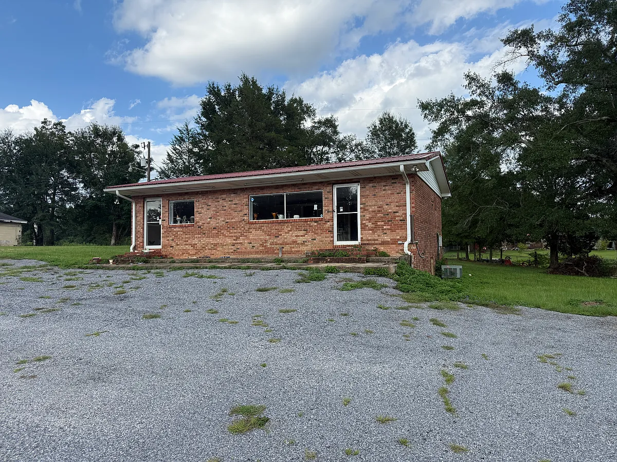Photo 1 of 34 - 6400 N Highway 29 - Molino, FL Primary Photo - 6400 N Highway 29