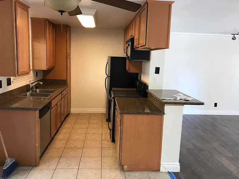 1000 Estes St #6 — Photo 12