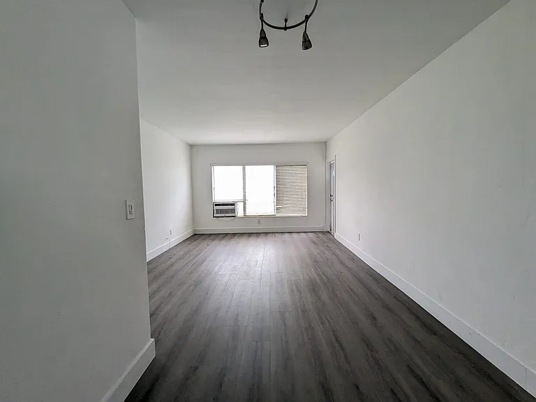 7805 Crespi Blvd #1 — Photo 5