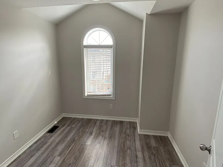 16 Kenridge Ter — Photo 8