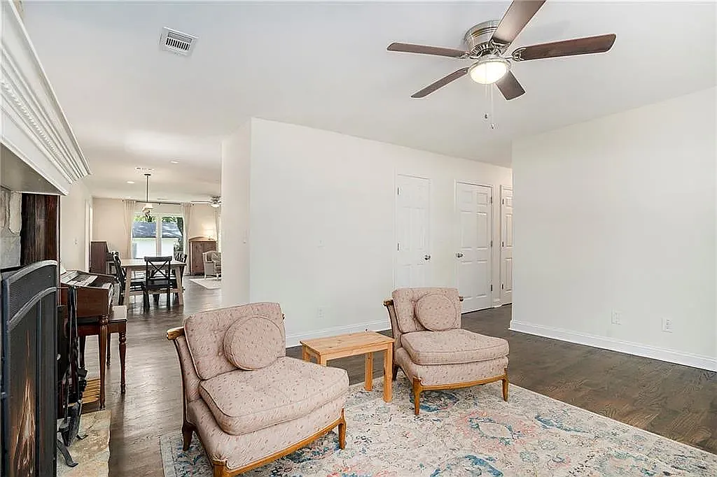 4 bed, 2.5 bath, 2200 sqft, $3,750 — Photo 4