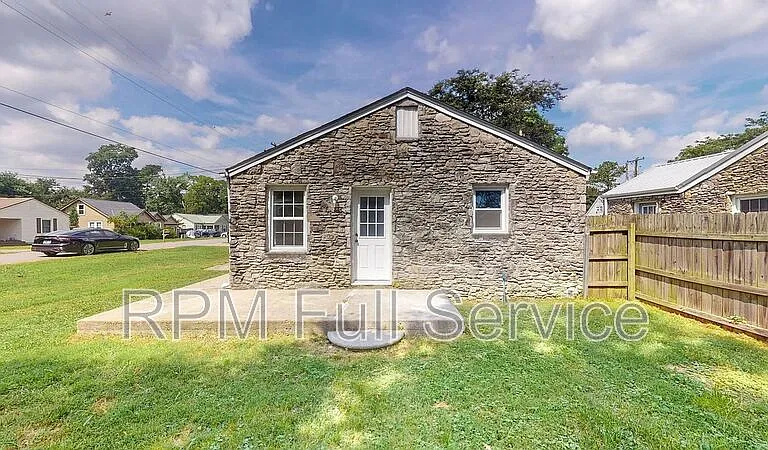 246 E Woodrow St — Photo 17