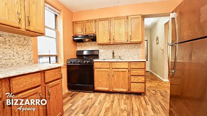 Sold by Bizzarro Agency | media 29