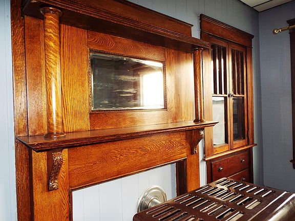 Period woodwork and built-ins.