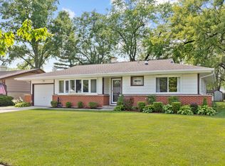 521 Edgewood Ln, Elk Grove Village, IL 60007