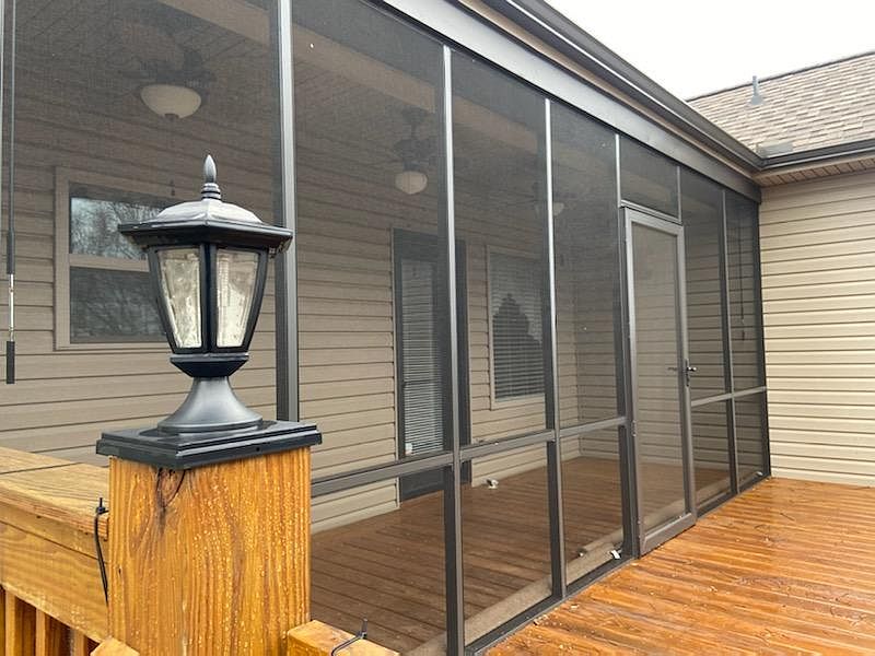 screen porch off dining room goes to large deck