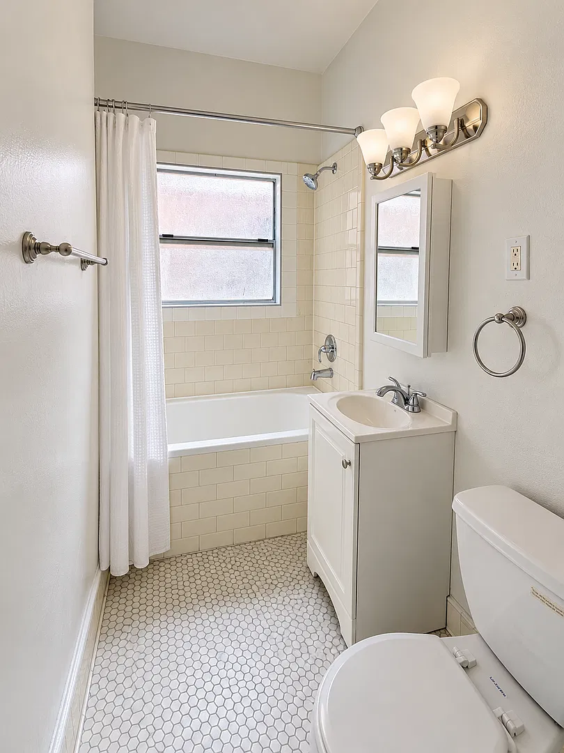 1109 Sea Breeze Building — Photo 4