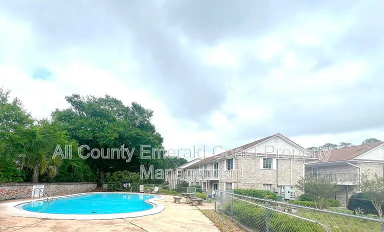 105 Country Club Dr — Photo 2