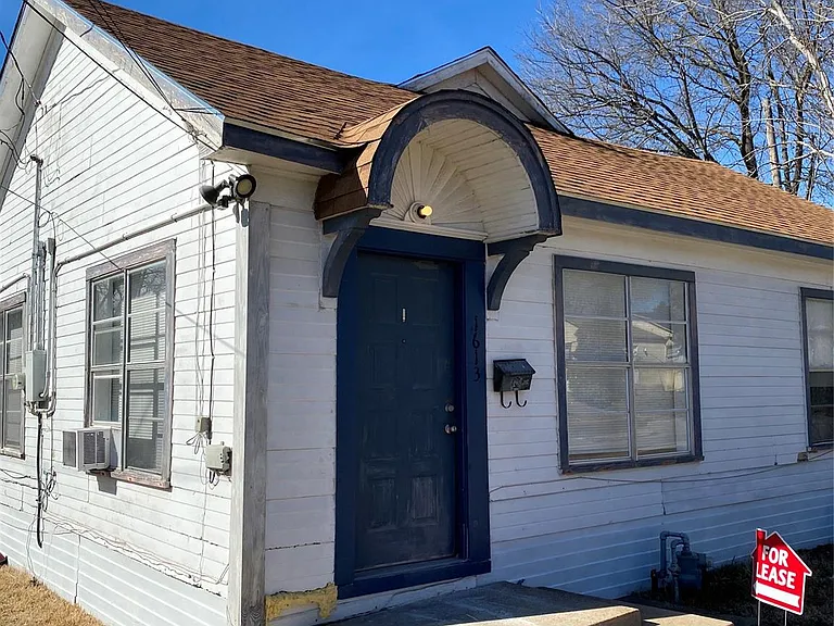 1613 Park St — Photo 1