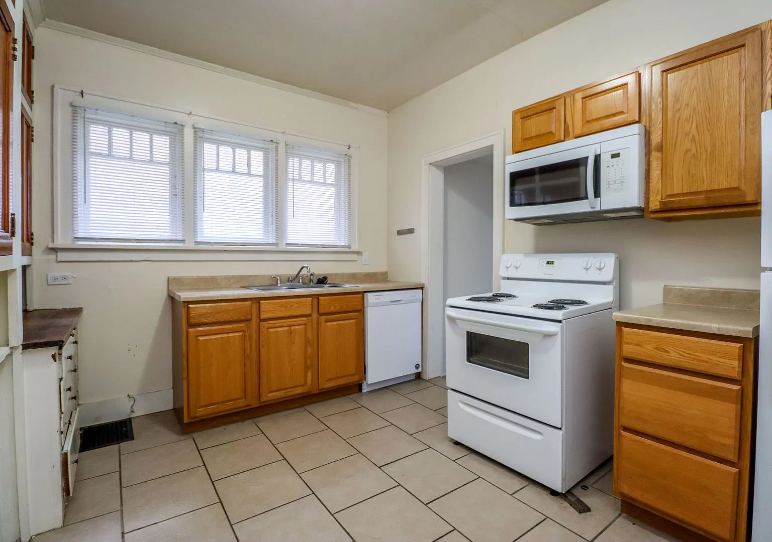 1111 E Walnut — Photo 4