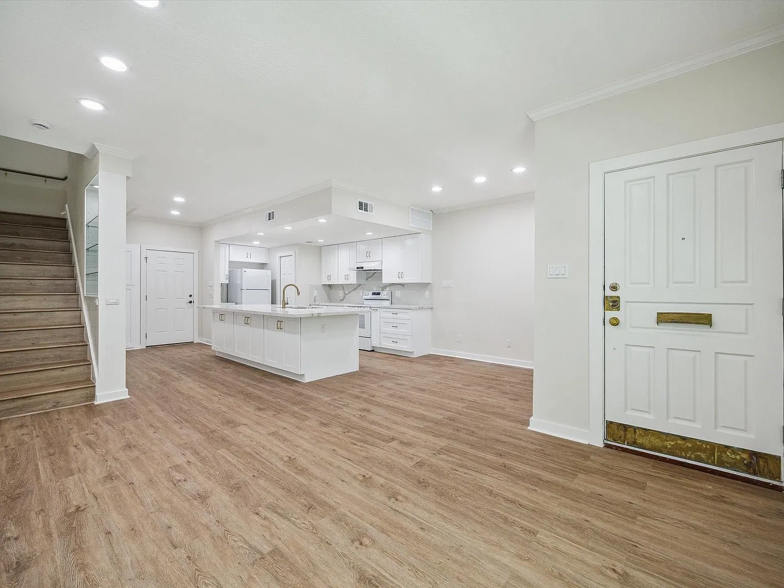 3 bed, 2.0 bath, 1770 sqft, $3,000 — Photo 2