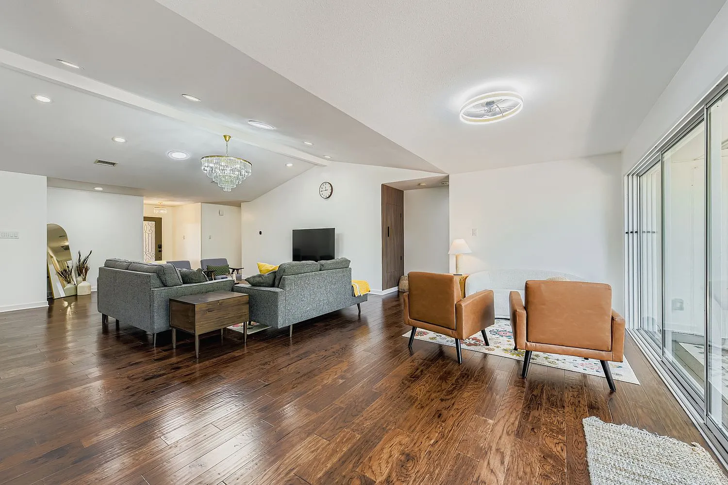 4 bed, 2100 sqft, $8,521 — Photo 4