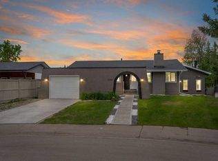 2930 E Oakmoor Cres SW, Calgary, AB T2V3Z7