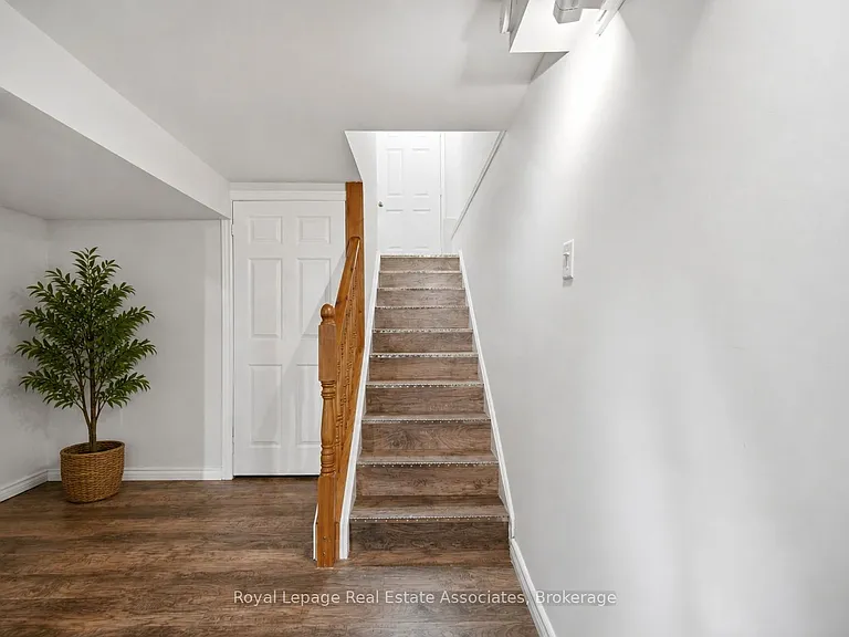 1308 Valerie Cres — Photo 30