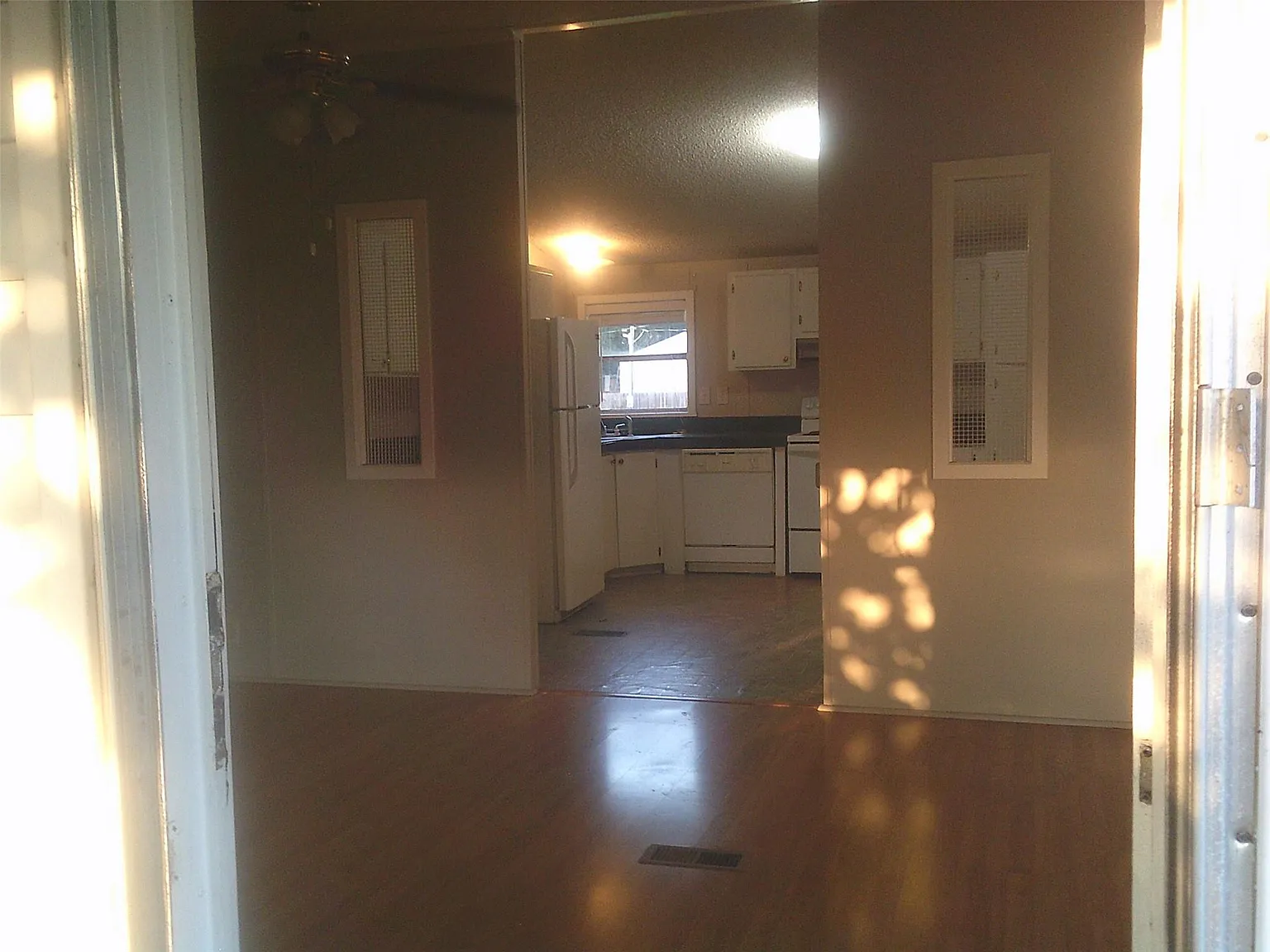 3 bed, 2.0 bath, 1120 sqft, $1,300 — Photo 4
