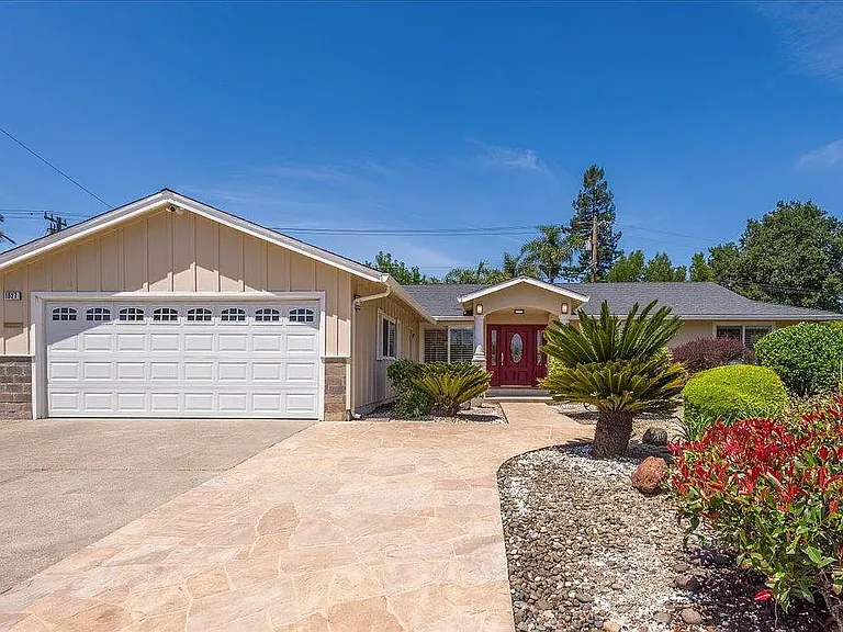 1027 Edmonds Ct — Photo 1