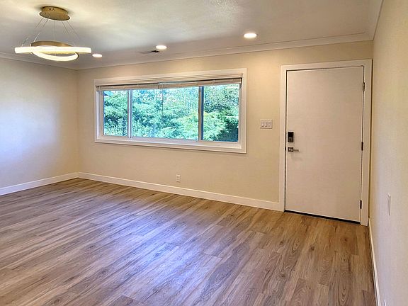 4th image of 2925 Ross Ave