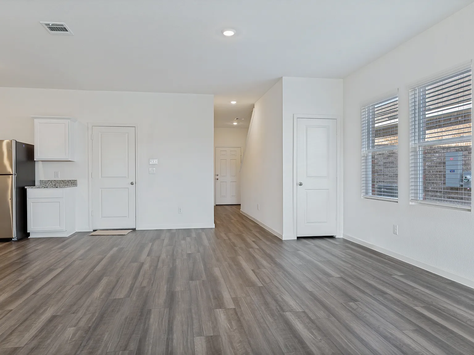 5 bed, 2609 sqft, $2,600 — Photo 2