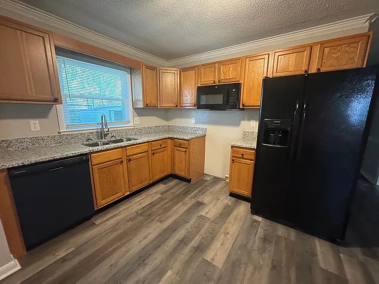 2720 Ellen St — Photo 4
