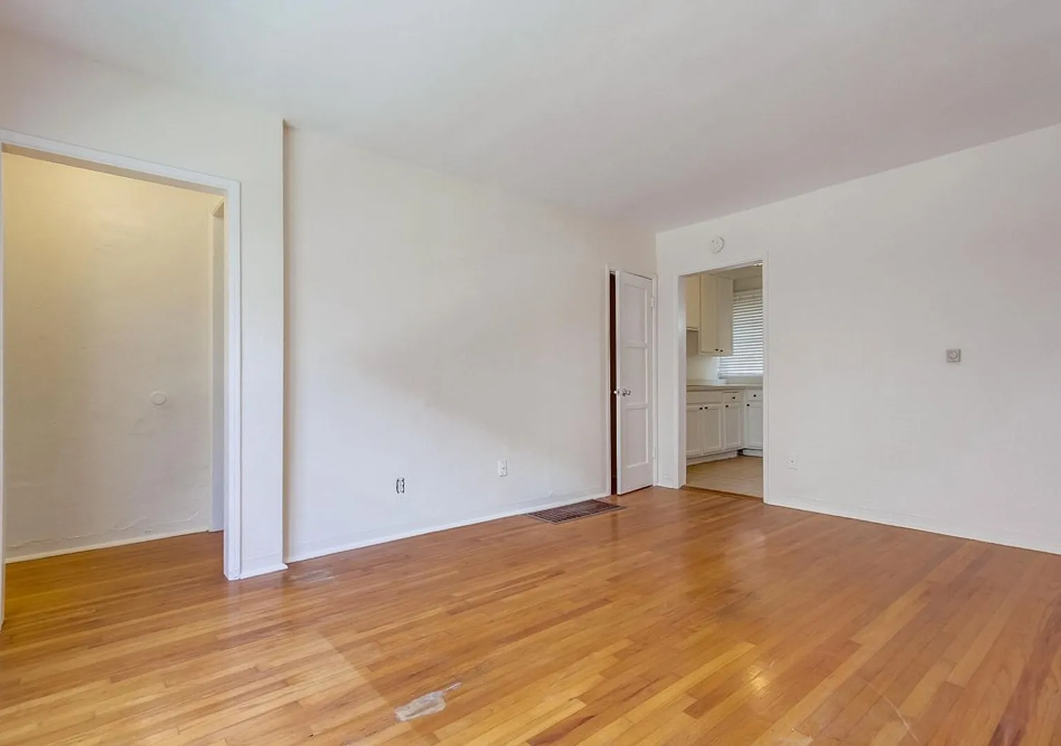 Charming 2 Bed/1 Bath Townhome style Apt in NorthPark — Photo 3