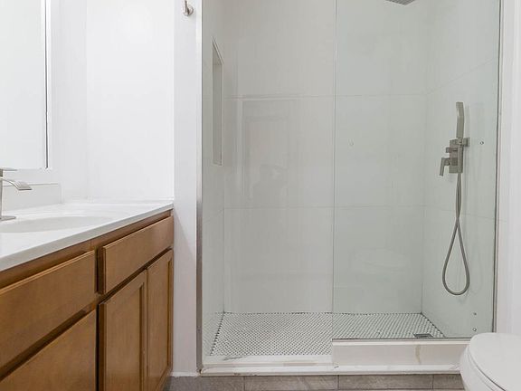 3rd image of 32608 Knollwood Ln