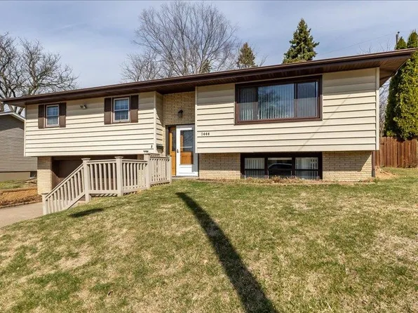 1444 Tomahawk Dr, Dubuque, IA 52003