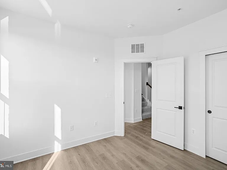 118 Locke Mews #B — Photo 4