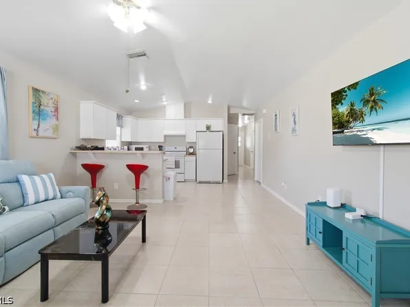 1712 SW Santa Barbara Pl, Cape Coral, FL 33991