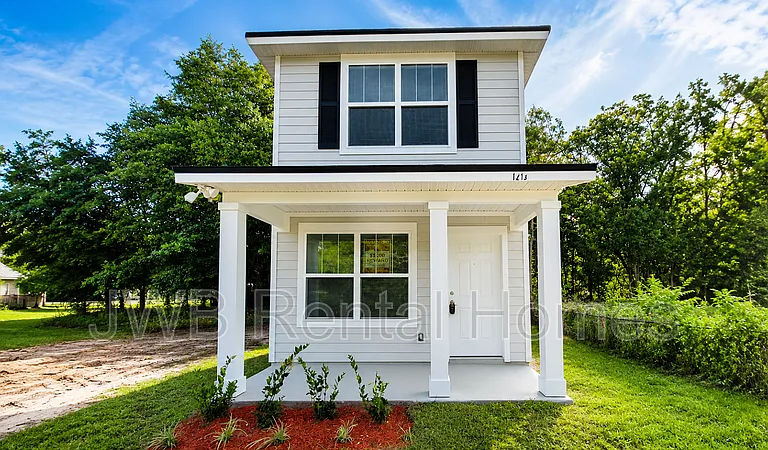 1213 Moat St — Photo 1