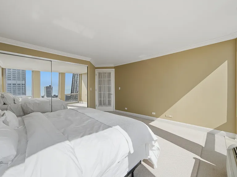 111 E Chestnut St #42F — Photo 12