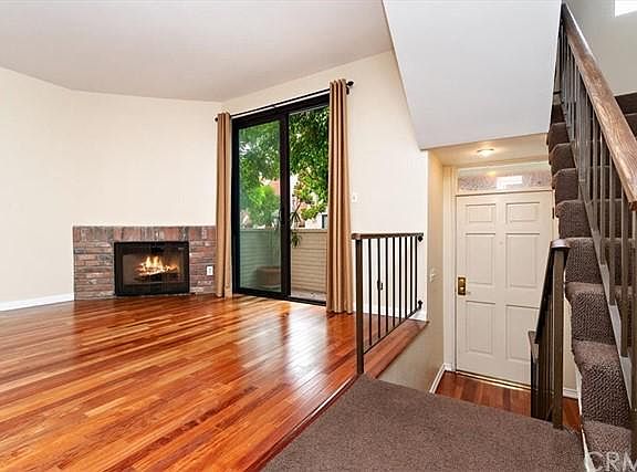 3rd image of 6540 Hayvenhurst Ave Unit 19