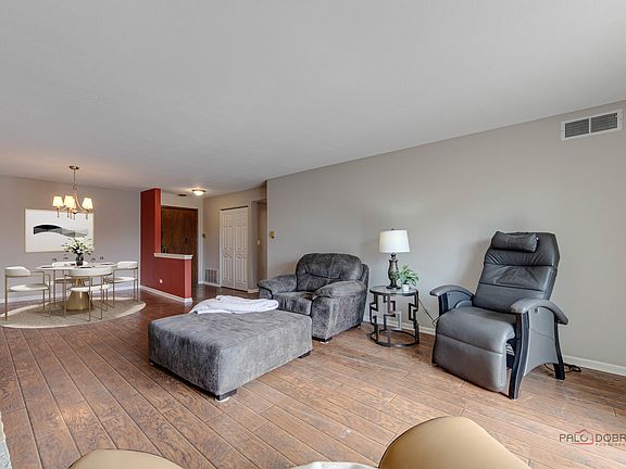 5th image of 250 W Parliament Pl APT 402