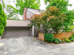 996 Canyon View Rd, Northfield, OH 44067