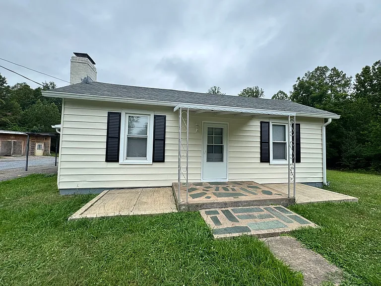 240 Lynbrook Rd — Photo 1