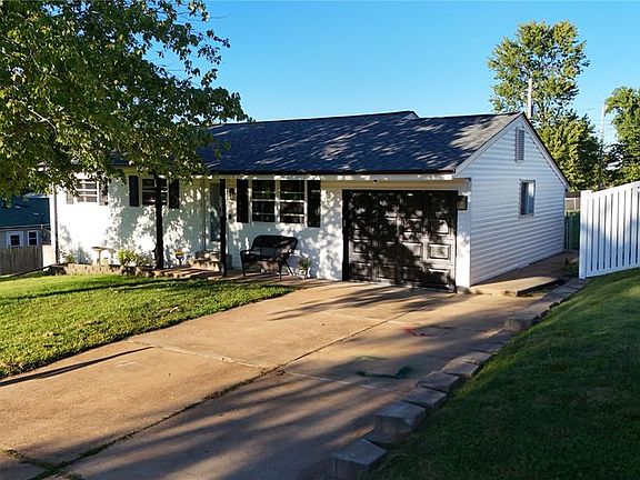 3rd image of 2270 Summit Dr