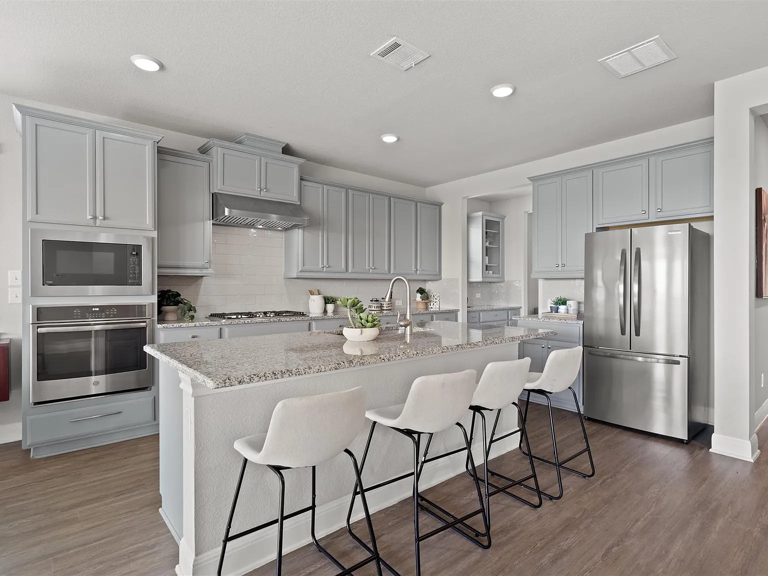 3 bed, 2.0 bath, 2295 sqft, $2,650 — Photo 2
