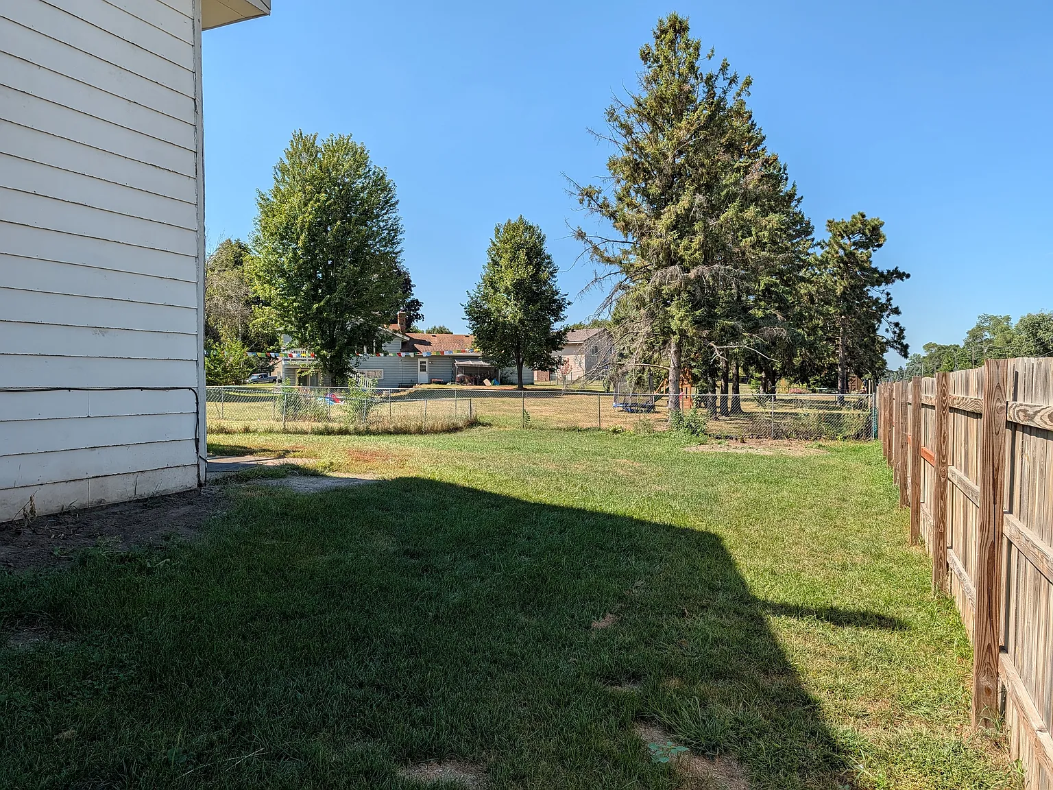3 bed, 1.5 bath, 2400 sqft, $2,500 — Photo 4