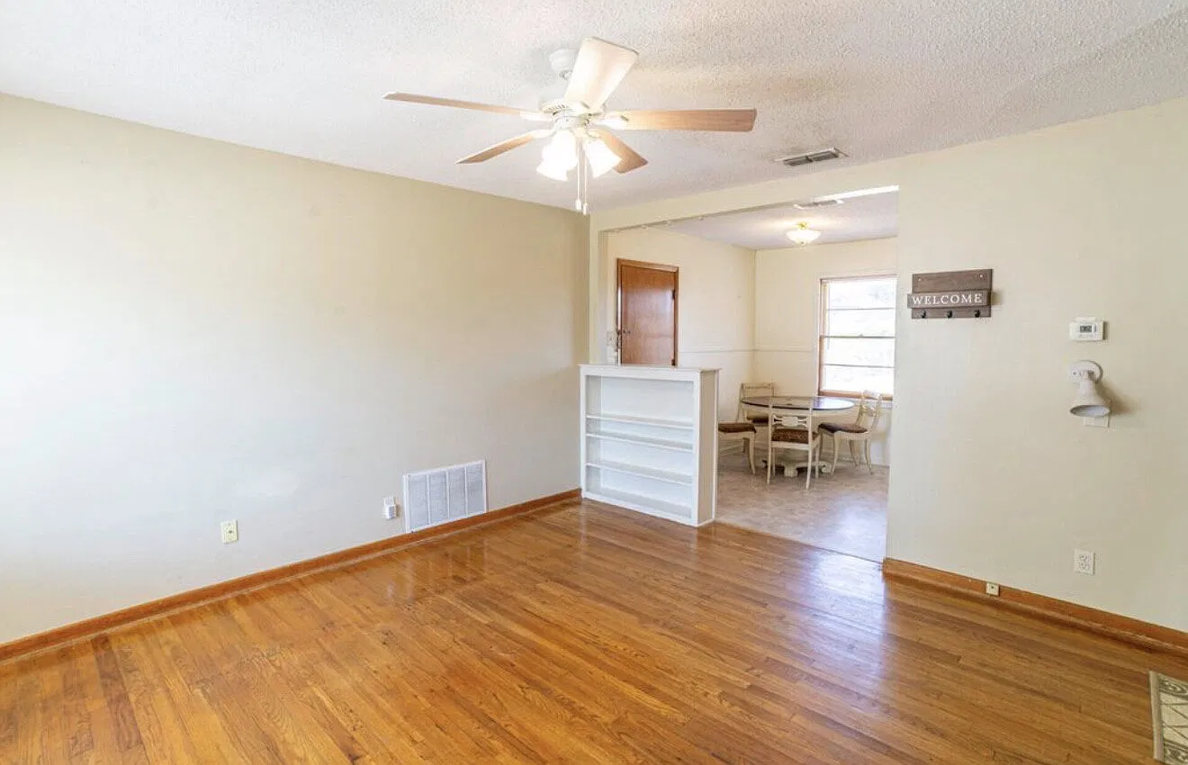 3 bed, 1.0 bath, 900 sqft, $1,050 — Photo 3