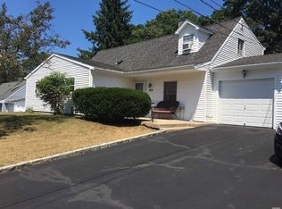 65 Westcliff Dr, Mount Sinai, NY 11766