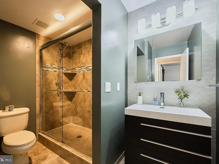 1643 Parkcrest Cir — Photo 5