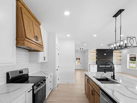 4th image of 2408 Matthew Dr