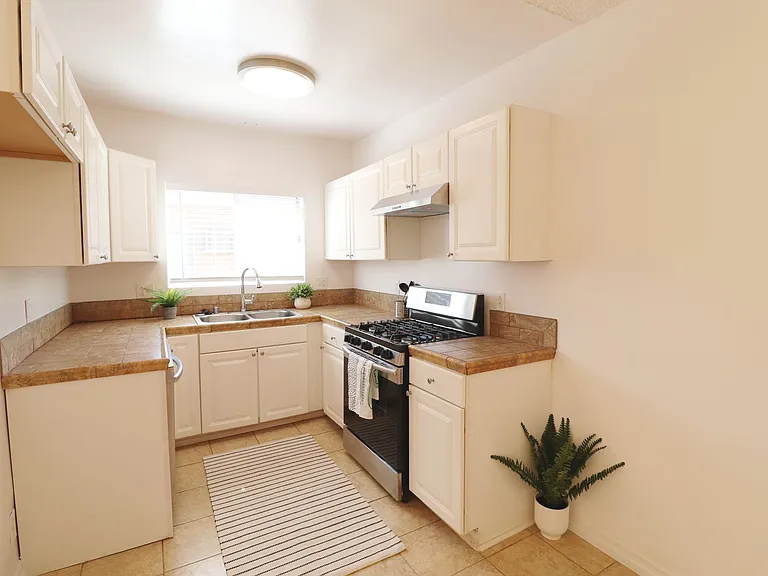 2 Weeks Free! Remodeled 1-Bedroom — Photo 38