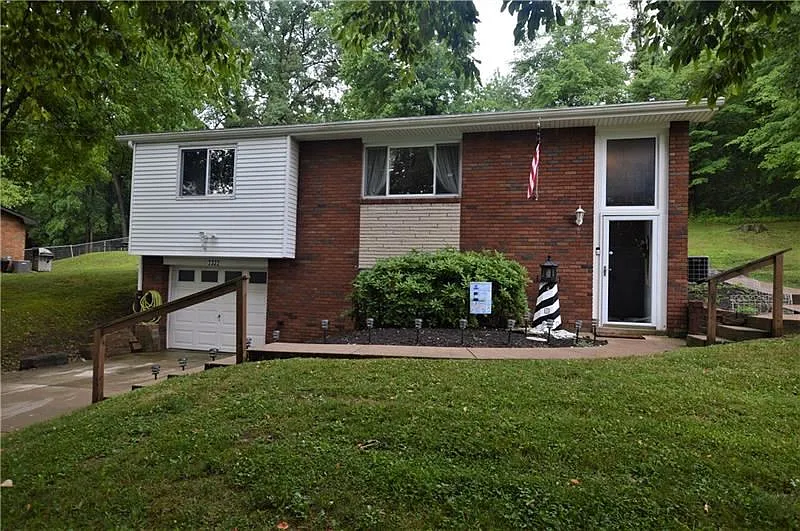 3322 Cassius St photo 1