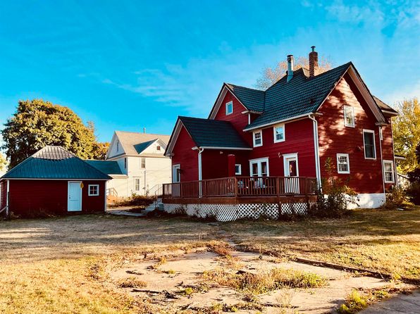 613 Pleasant St, Sumner, IA 50674