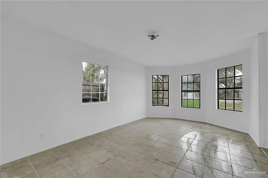 3 bed, 1.0 bath, 1356 sqft, $1,050 — Photo 3