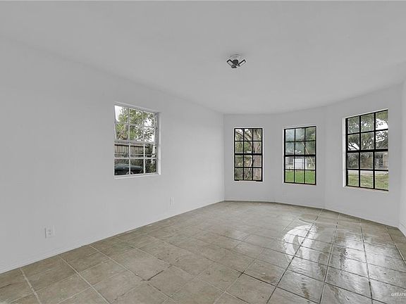 3rd image of 810 Catarina St