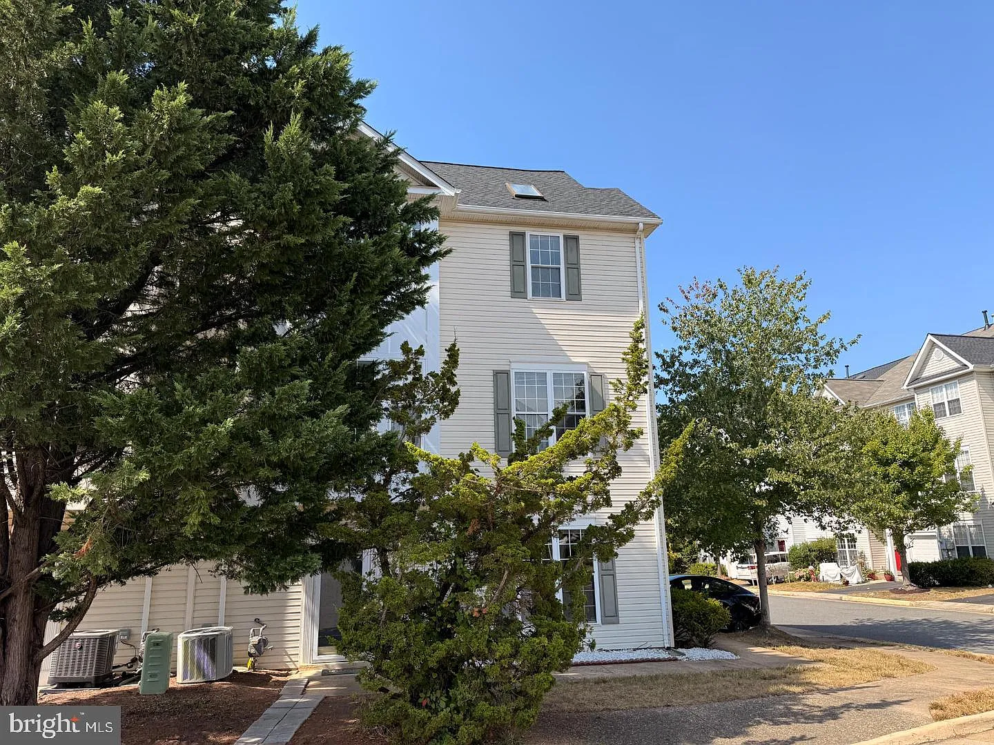 3 bed, 3.5 bath, 1372 sqft, $2,700 — Photo 2