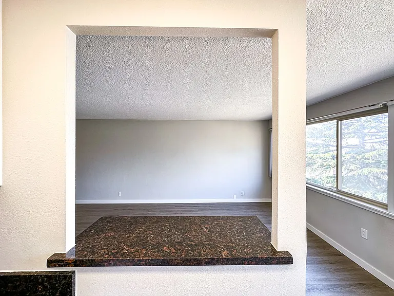 Mercer Vista Apartments — Photo 21