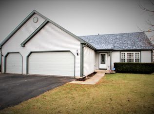 810 Oak Ridge Ln, Genoa City, WI 53128