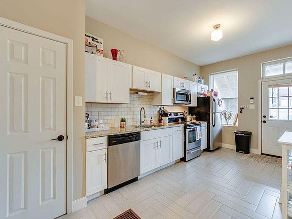 4th image of 4555 Oakland Ave #2